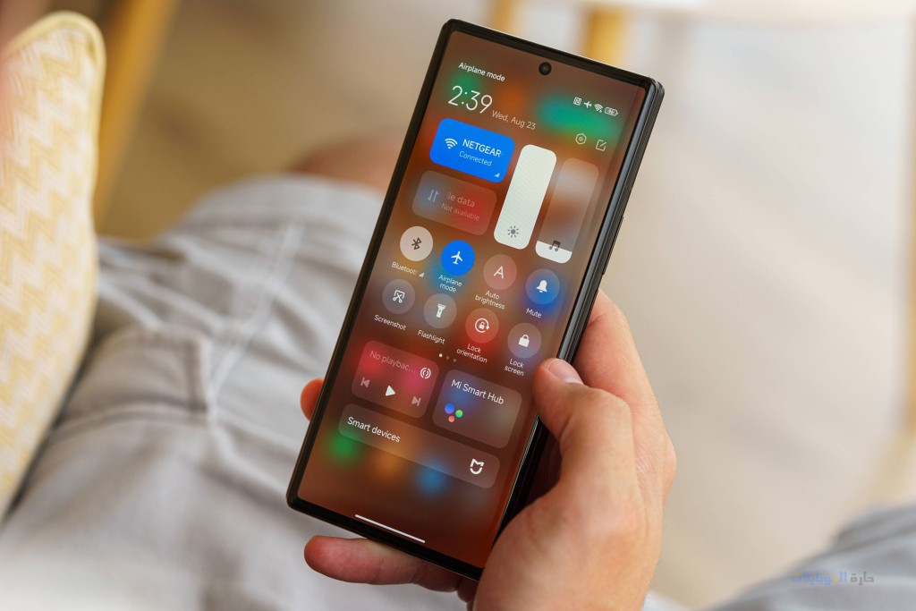 مراجعة تصميم هاتف xiaomi mix fold 3 اثناء الثني