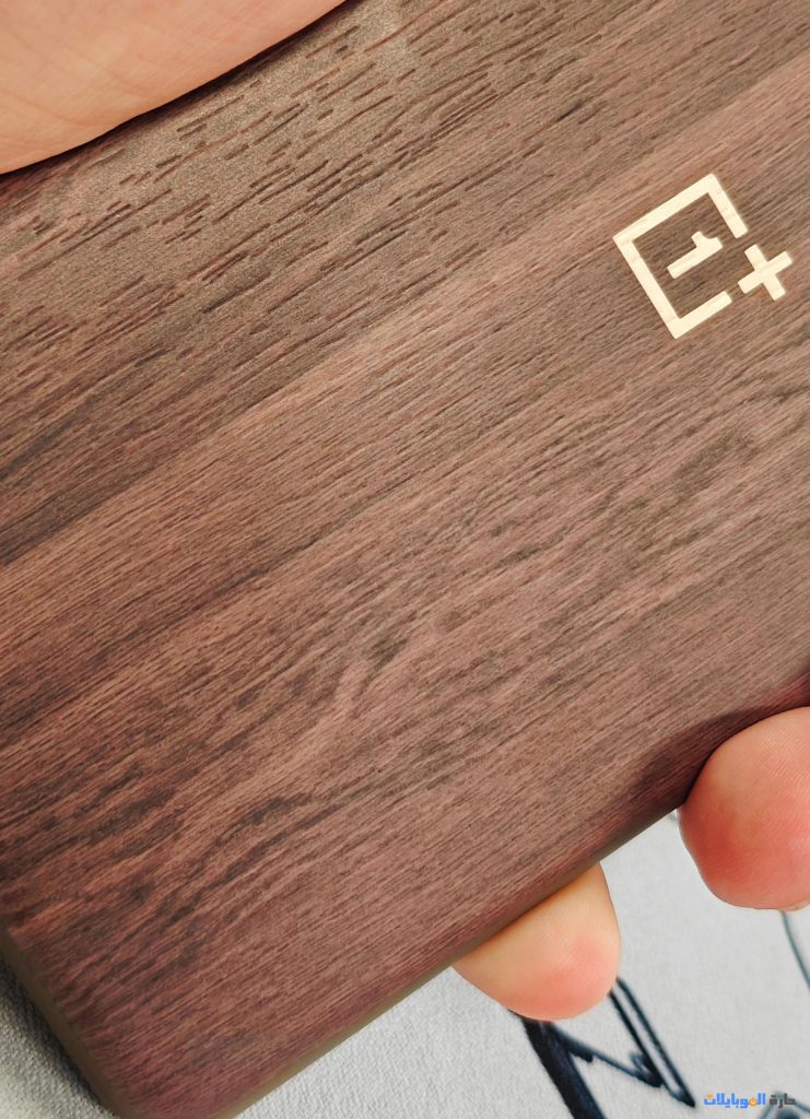 هاتف oneplus 12 بحافظة خشبية