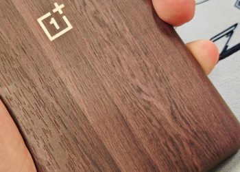 هاتف oneplus 12 بظهر خشبي
