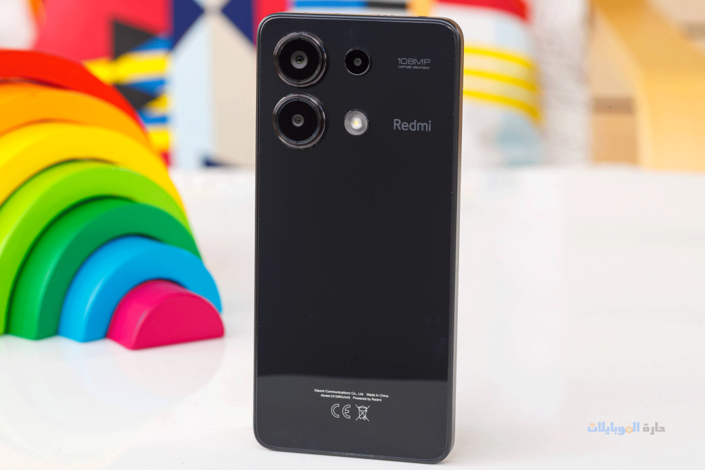 صورة مقربة لتصميم هاتف xiaomi redmi note 13 4g