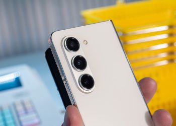شائعات تفيد بان galaxy z fold 6 قادم بكاميرا أكبر