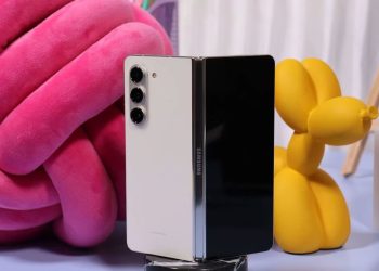 هاتف galaxy z fold 6 مع اطار من التايتنيوم