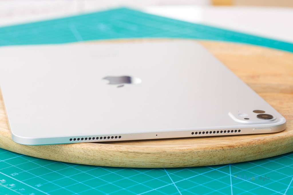 مراجعة حواف تصميم هاتف apple ipad pro 11 2024