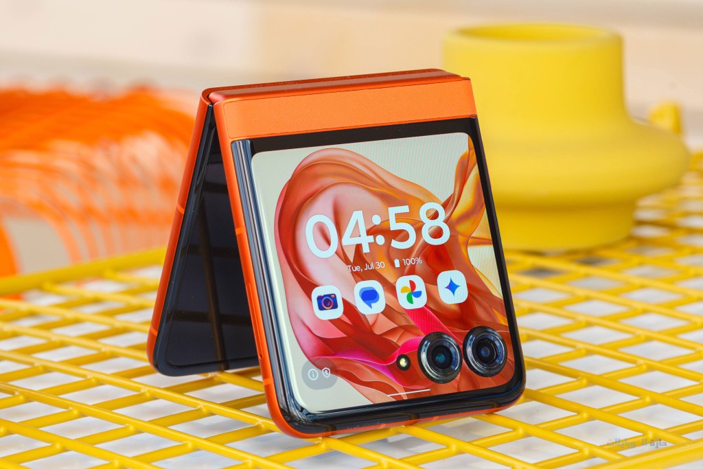 مراجعة تصميم هاتف motorola razr 50
