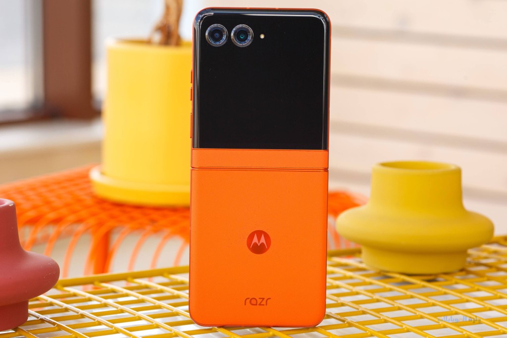 مراجعة الشاشة الامامية لهاتف motorola razr 50