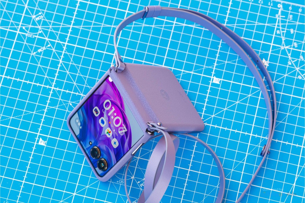 تصميم هاتف Motorola Razr 50 Ultra 