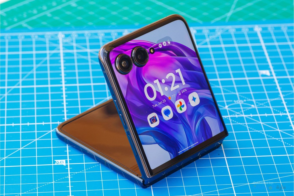 تصميم هاتف Motorola Razr 50 Ultra 