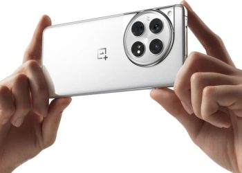 oneplus 12 باللون الأبيض الجليدي