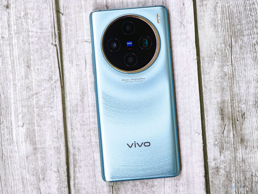 صورة لهاتف vivo x100