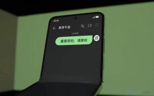 شاشة nova flip مثنية في صور تشويقية