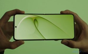 شاشة nova flip مفرودة في صور تشويقية