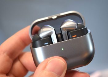 فيديو لفتح علبة galaxy buds3