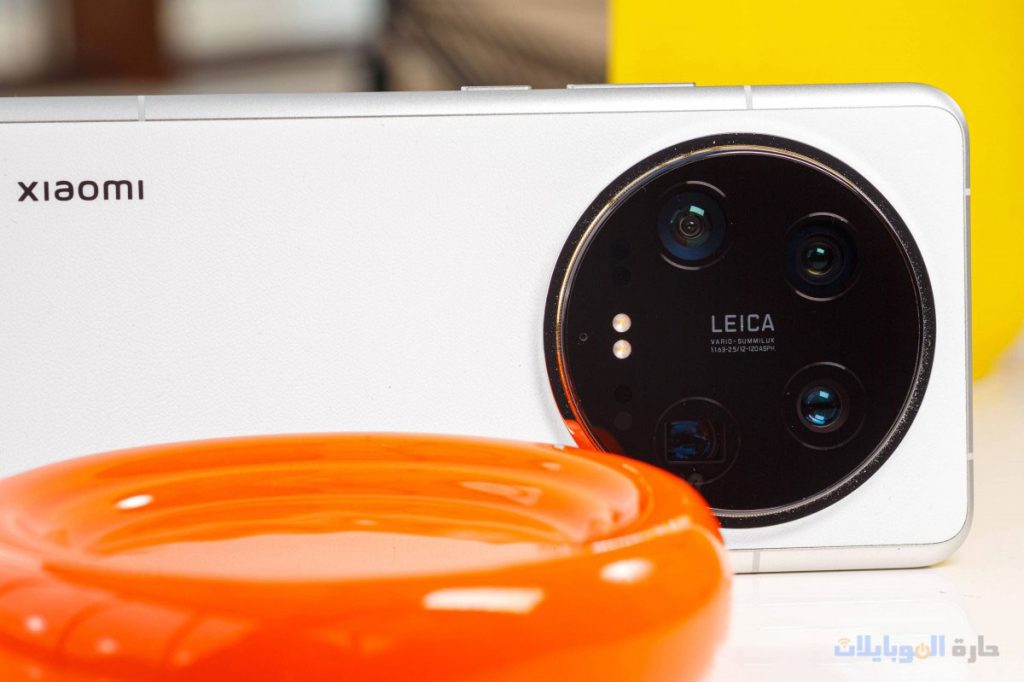 ظهر شاومي 15 الترا مصنوع من الزجاج و الجلد