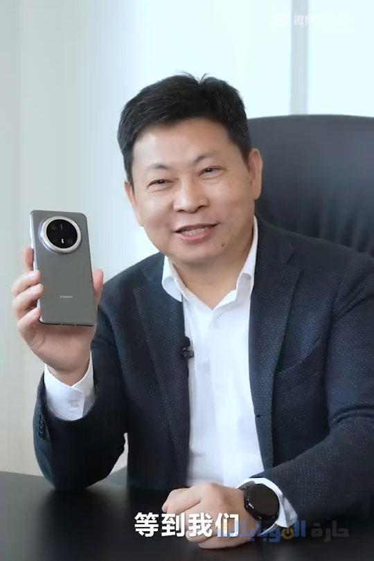 هاتف هواوي ميت 70 برو في أيدي أحد المسئوليين