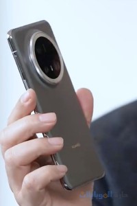 جانب هواوي ميت 70 برو في أيدي أحد المسئوليين