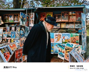 صورة لرجل في مكتبة مأخوذة بواسطة gt 7 pro