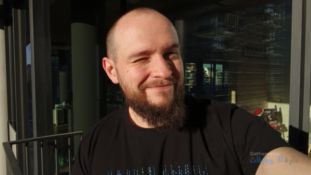 بالتأكيد، إليك المراجعة التفصيلية لهاتف Xiaomi Redmi Note 14 5G بدون أرقام المصادر: **مراجعة تفصيلية لهاتف Xiaomi Redmi Note 14 5G** **المقدمة** يواصل هاتف Xiaomi Redmi Note 14 5G تعزيز مكانة سلسلة ريدمي نوت كخيار رائد في الفئة المتوسطة، حيث يجمع بين مواصفات قوية وسعر مناسب. يأتي هذا الهاتف ليستهدف شريحة واسعة من المستخدمين الباحثين عن أداء جيد، شاشة متقدمة، كاميرا قوية، وبطارية تدوم طويلاً، مع دعم شبكات الجيل الخامس 5G. في هذه المراجعة التفصيلية، سنستعرض جميع جوانب الهاتف بدءًا من التصميم والشاشة، مرورًا بالأداء ونظام التشغيل، وصولاً إلى البطارية والرأي النهائي، مع ذكر المميزات والعيوب لكل جزء. **التصميم** يأتي Redmi Note 14 5G بتصميم أنيق وعصري، مع زوايا وحواف منحنية بشكل خفيف، ما يمنحه ملمسًا مريحًا في اليد. يزن الهاتف حوالي 190 جرامًا، ويوفر جودة تصنيع جيدة تشعرك بالمتانة عند الاستخدام اليومي. ظهر الهاتف مصنوع من الزجاج مع إطار بلاستيكي، ويوفر مقاومة IP54 ضد الغبار ورذاذ الماء، ما يمنح المستخدم بعض الطمأنينة في الظروف اليومية. * **مميزات التصميم:** * ملمس مريح في اليد بفضل الحواف المنحنية والوزن المتوازن. * جودة تصنيع جيدة ومواد متينة. * مقاومة IP54 ضد الغبار ورذاذ الماء. * ألوان متنوعة (أسود، أخضر، بنفسجي). * **عيوب التصميم:** * الزجاج الخلفي يلتقط بصمات الأصابع بسهولة، ما يؤثر على المظهر النظيف للهاتف. * الإطار البلاستيكي أقل فخامة من المعدني في بعض المنافسين. * لا يوجد تصنيف مقاومة ماء كامل (مثل IP67 أو IP68). **الشاشة** يتميز الهاتف بشاشة AMOLED مقاس 6.67 بوصة بدقة 2400 × 1080 بكسل، مع معدل تحديث متغير يصل إلى 120 هرتز، وتدعم تقنيات HDR10 وHDR10+ وHLG، ما يوفر تجربة مشاهدة غنية بالألوان وتفاصيل واضحة. الشاشة قادرة على الوصول إلى سطوع عالي جدًا يصل إلى 2100 شمعة في ظروف HDR، بينما يبلغ السطوع المتوسط حوالي 1146 شمعة، ما يجعلها مناسبة للاستخدام تحت أشعة الشمس المباشرة. * **مميزات الشاشة:** * ألوان زاهية وتباين ممتاز بفضل تقنية AMOLED. * معدل تحديث 120 هرتز لتجربة سلسة في التصفح والألعاب. * سطوع قوي جدًا، مناسب للاستخدام في الخارج. * دعم HDR10 وHDR10+ وHLG لمشاهدة محتوى عالي الجودة. * حماية زجاج Corning Gorilla Glass Victus 2. * **عيوب الشاشة:** * وجود بعض الوميض (Flicker) عند مستويات سطوع منخفضة بسبب تقنية PWM، رغم أن التردد العالي (952 هرتز) يقلل من تأثيره على العين. * خاصية Always-On Display محدودة، حيث تبقى الشاشة نشطة فقط 10 ثوانٍ بعد النقر عليها. **الأداء** يعمل Redmi Note 14 5G بمعالج MediaTek Dimensity 7025 Ultra بتقنية تصنيع 6 نانومتر، مع خيارات للذاكرة العشوائية (RAM) تبدأ من 6 حتى 12 جيجابايت من نوع UFS 2.2، وسعة تخزين تصل إلى 256 جيجابايت. يقدم الهاتف أداءً جيدًا في المهام اليومية مثل التصفح، استخدام التطبيقات، التصوير، وبعض الألعاب الخفيفة، لكنه ليس الأسرع في فئته، خصوصًا عند مقارنته بنسخ Pro وPro+ من نفس السلسلة. * **مميزات الأداء:** * أداء مستقر في المهام اليومية والاستخدام العادي. * معالج موفر للطاقة نسبيًا بفضل تقنية 6 نانومتر. * دعم شبكات 5G لتجربة اتصال أسرع. * واجهة HyperOS سلسة مع بعض مزايا الذكاء الاصطناعي. * **عيوب الأداء:** * أداء أقل من نسخ Pro وPro+، مع وجود بعض التقطيع (Stutter) في المهام الثقيلة أو عند تعدد التطبيقات. * ليس الخيار الأمثل للألعاب الثقيلة أو المهام الاحترافية. * ذاكرة التخزين من نوع UFS 2.2 أبطأ من UFS 3.1 المتوفرة في بعض المنافسين. **نظام التشغيل وواجهة المستخدم** يعمل الهاتف بنظام Android 14 مع واجهة HyperOS 1.0، ويوفر تجربة استخدام مألوفة وسلسة مع مجموعة من مزايا الذكاء الاصطناعي مثل AI Erase وAI Sky وAI Beautify في تطبيق المعرض. تعد شاومي بتحديثين رئيسيين للنظام وأربع سنوات من التحديثات الأمنية. * **مميزات النظام:** * واجهة HyperOS حديثة وسلسة. * مزايا ذكاء اصطناعي لتحسين الصور وتعديلها بسهولة. * دعم Google Gemini AI. * تحديثات أمنية لمدة 4 سنوات. * **عيوب النظام:** * وجود إعلانات مزعجة في بعض تطبيقات النظام، ويمكن تعطيلها يدويًا لكن الأمر يتطلب وقتًا. * بعض مزايا الذكاء الاصطناعي الحصرية لنسخ Pro وPro+. * النظام يأتي بإصدار Android 14، بينما بعض المنافسين بدأوا في تقديم Android 15. **الكاميرا** يأتي الهاتف بكاميرا رئيسية بدقة 108 ميجابكسل، مع كاميرا أمامية بدقة 20 ميجابكسل. توفر الكاميرا الرئيسية صورًا غنية بالتفاصيل في الإضاءة الجيدة، مع أداء مقبول في ظروف الإضاءة المنخفضة. يدعم الهاتف تصوير الفيديو بدقة تصل إلى 4K، مع بعض مزايا الذكاء الاصطناعي لتحسين الصور. * **مميزات الكاميرا:** * دقة عالية (108 ميجابكسل) تتيح صورًا واضحة وتفاصيل دقيقة. * مزايا ذكاء اصطناعي لتحسين الصور وتجميلها. * أداء جيد في الإضاءة الجيدة. * كاميرا أمامية بدقة 20 ميجابكسل مناسبة للسيلفي ومكالمات الفيديو. * **عيوب الكاميرا:** * أداء متوسط في ظروف الإضاءة المنخفضة مقارنة ببعض المنافسين. * غياب بعض مزايا التصوير الاحترافية المتوفرة في نسخ Pro وPro+. * معالجة الصور أبطأ قليلاً عند التصوير بدقة عالية. **البطارية والشحن** يحتوي الهاتف على بطارية بسعة 5110 مللي أمبير، مع دعم الشحن السريع بقوة 45 واط. البطارية توفر أداءً جيدًا يكفي ليوم كامل من الاستخدام المتوسط إلى المكثف، مع تحسن ملحوظ في أوقات تشغيل الشاشة مقارنة بالإصدار السابق. * **مميزات البطارية:** * سعة كبيرة (5110 مللي أمبير) تضمن يومًا كاملًا من الاستخدام. * دعم الشحن السريع بقوة 45 واط (يصل إلى 100% خلال حوالي ساعة). * أداء بطارية محسّن مقارنة بالإصدارات السابقة. * **عيوب البطارية:** * الشحن السريع أقل من بعض المنافسين الذين يقدمون 67 واط أو أكثر. * النسخة الأوروبية تأتي بدون شاحن في العلبة. * وقت المكالمات أقل من الجيل السابق رغم تحسن أوقات تشغيل الشاشة. **الصوت والاتصال** يدعم الهاتف مكبرات صوت ستيريو مع تقنية Dolby Atmos وصوت عالي الدقة. كما يدعم منفذ سماعة الرأس 3.5 ملم، وتقنيات اتصال متقدمة مثل Wi-Fi 5، Bluetooth 5.3، NFC، وGPS متعدد الأنظمة. * **مميزات الصوت والاتصال:** * صوت ستيريو قوي وواضح مع دعم Dolby Atmos. * دعم منفذ سماعة الرأس 3.5 ملم. * دعم NFC وWi-Fi Direct وBluetooth 5.3. * دعم راديو FM. * **عيوب الصوت والاتصال:** * لا يدعم Wi-Fi 6، بينما بعض المنافسين بدأوا في تقديمه. * جودة الصوت عبر السماعات الخارجية جيدة لكن ليست استثنائية مقارنة بالفئات الأعلى. **الرأي النهائي** يقدم Xiaomi Redmi Note 14 5G تجربة متوازنة تجمع بين شاشة ممتازة، أداء جيد، كاميرا قوية، وبطارية تدوم طويلاً، مع دعم شبكات 5G وسعر منافس. يناسب الهاتف المستخدمين الباحثين عن جهاز متوسط يلبي أغلب الاحتياجات اليومية من تصفح، تواصل، تصوير، وحتى بعض الألعاب الخفيفة. ورغم بعض العيوب مثل وجود الإعلانات في النظام، وبعض التقطيع في الأداء مع المهام الثقيلة، إلا أن الهاتف يظل خيارًا قويًا في فئته السعرية. * **مميزات الهاتف بشكل عام:** * شاشة AMOLED رائعة بمعدل تحديث 120 هرتز وسطوع عالي جدًا. * بطارية كبيرة تدعم الشحن السريع. * كاميرا رئيسية بدقة 108 ميجابكسل. * دعم شبكات 5G. * جودة تصنيع جيدة وتصميم أنيق. * واجهة HyperOS حديثة مع بعض مزايا الذكاء الاصطناعي. * **عيوب الهاتف بشكل عام:** * أداء أقل من نسخ Pro وPro+، مع وجود بعض التقطيع في المهام الثقيلة. * وجود إعلانات مزعجة في النظام. * الشحن السريع أقل من بعض المنافسين. * الزجاج الخلفي يجذب البصمات بسهولة. **هل يستحق الشراء؟** إذا كنت تبحث عن هاتف متوسط متكامل مع شاشة مميزة، بطارية قوية، وكاميرا عالية الدقة، فإن Redmi Note 14 5G يعد خيارًا ممتازًا في فئته. أما إذا كنت من عشاق الألعاب الثقيلة أو تبحث عن تجربة خالية تمامًا من الإعلانات، فقد تحتاج للنظر إلى خيارات أخرى أو نسخ Pro من السلسلة. هذه المراجعة تقدم نظرة شاملة على جميع جوانب هاتف Xiaomi Redmi Note 14 5G، مع تحليل مفصل للمميزات والعيوب في كل جزء، لمساعدتك في اتخاذ قرار الشراء المناسب بناءً على احتياجاتك الفعلية.