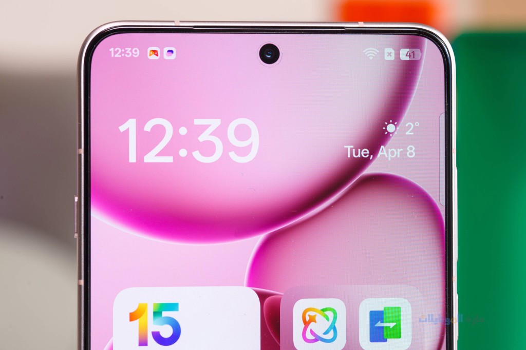 مراجعة تصميم شاشة هاتف oppo find x8 ultra من الأعلى