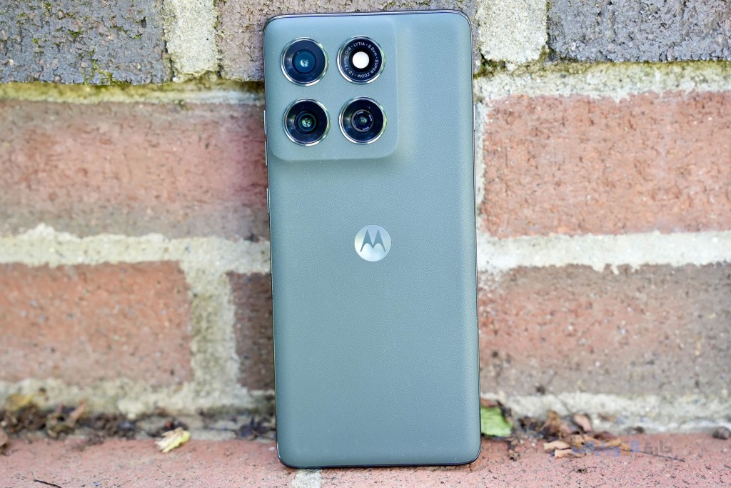مراجعة تصميم هاتف motorola edge 2025