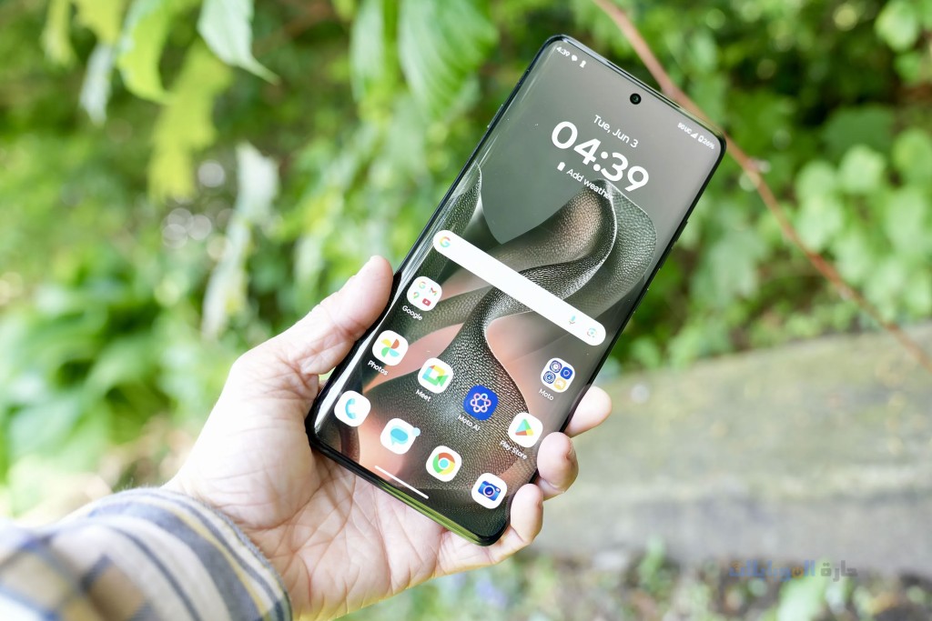 مراجعة سطوع شاشة هاتف motorola edge 2025