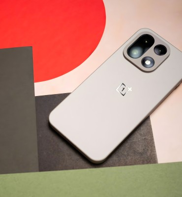 OnePlus 15 يحصل رسمياً على أول تحديث له