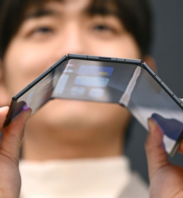 الاعلان عن galaxy z trifold