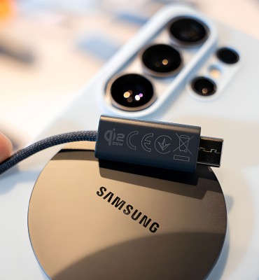 سامسونج تعمل على شاحن لاسلكي أسرع لسلسلة Galaxy S26